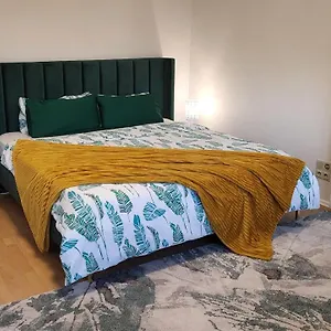 Lavish In The Heart Of Center Apartment